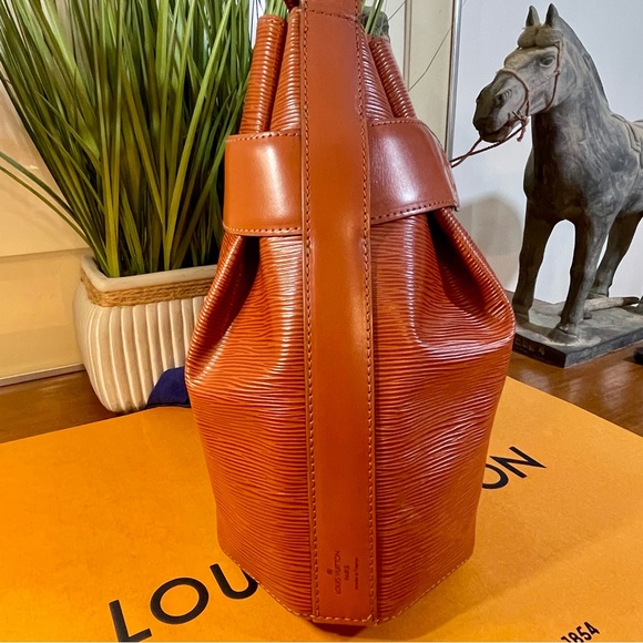 Louis Vuitton Sac D'Epaule PM Epi Bucket Bag in Cannelle Brown - Picture 5 of 16